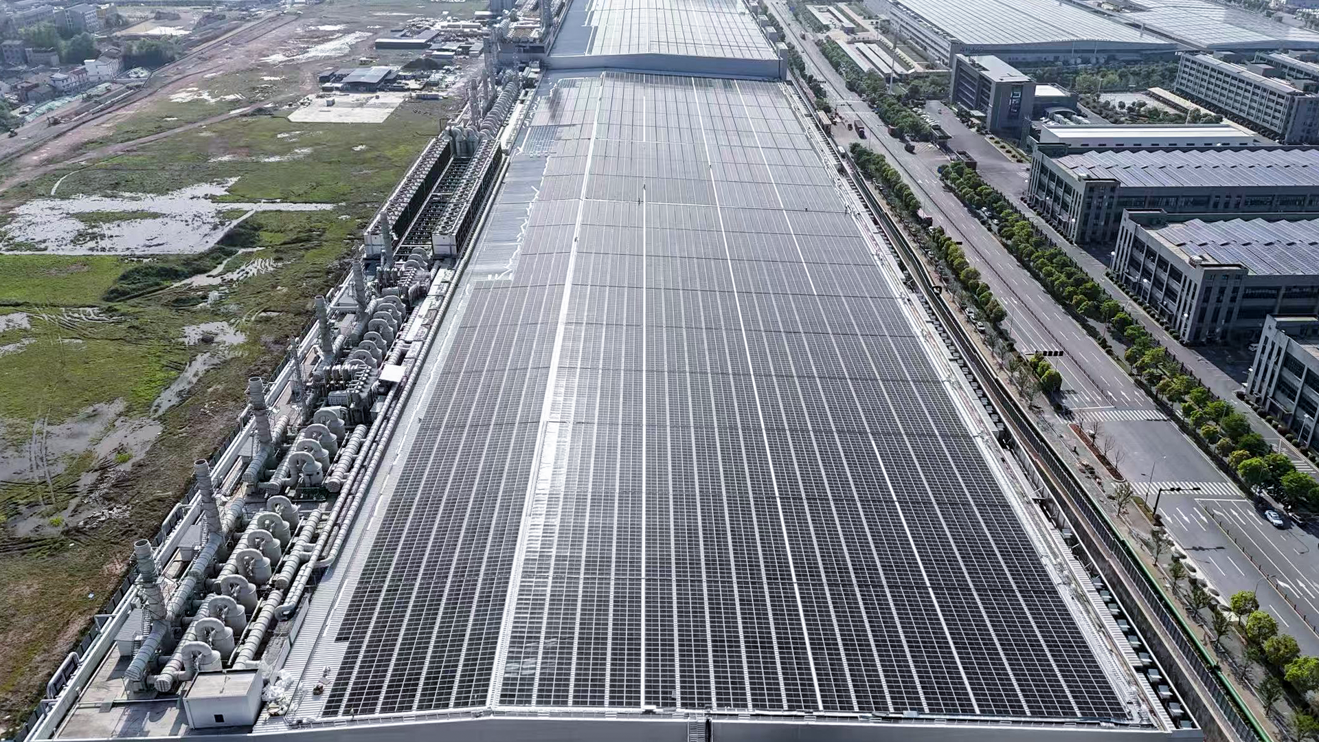 赋能绿色能源工业升级 美的光伏 & 中广核 & 爱旭 18MW 屋顶光伏发电项目顺遂并网